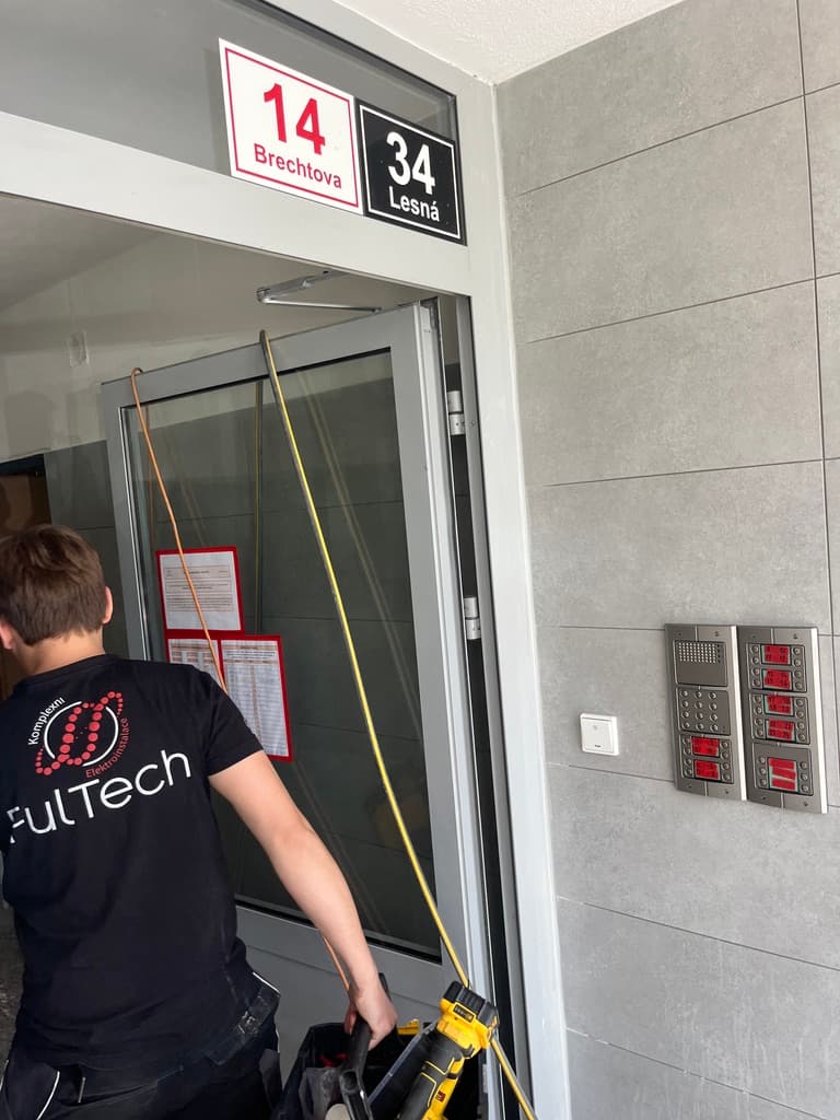 Heleny Malířové, Brechtova · 600 bytů – realizace FulTech, domovní telefony + vstupní tabla