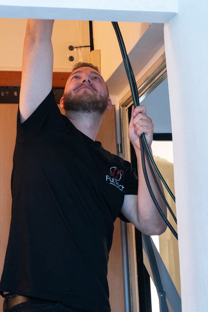 Elektrikář FulTech při montáži elektroinstalace na stavbě