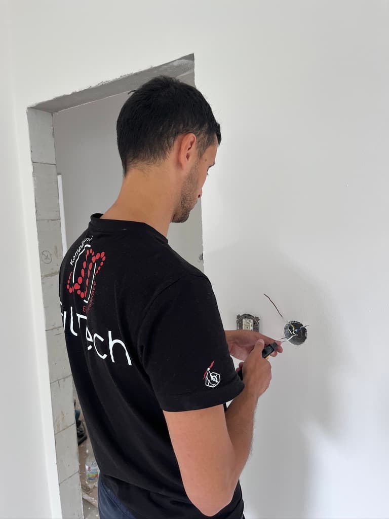 Montáž elektrické zásuvky technikem FulTech